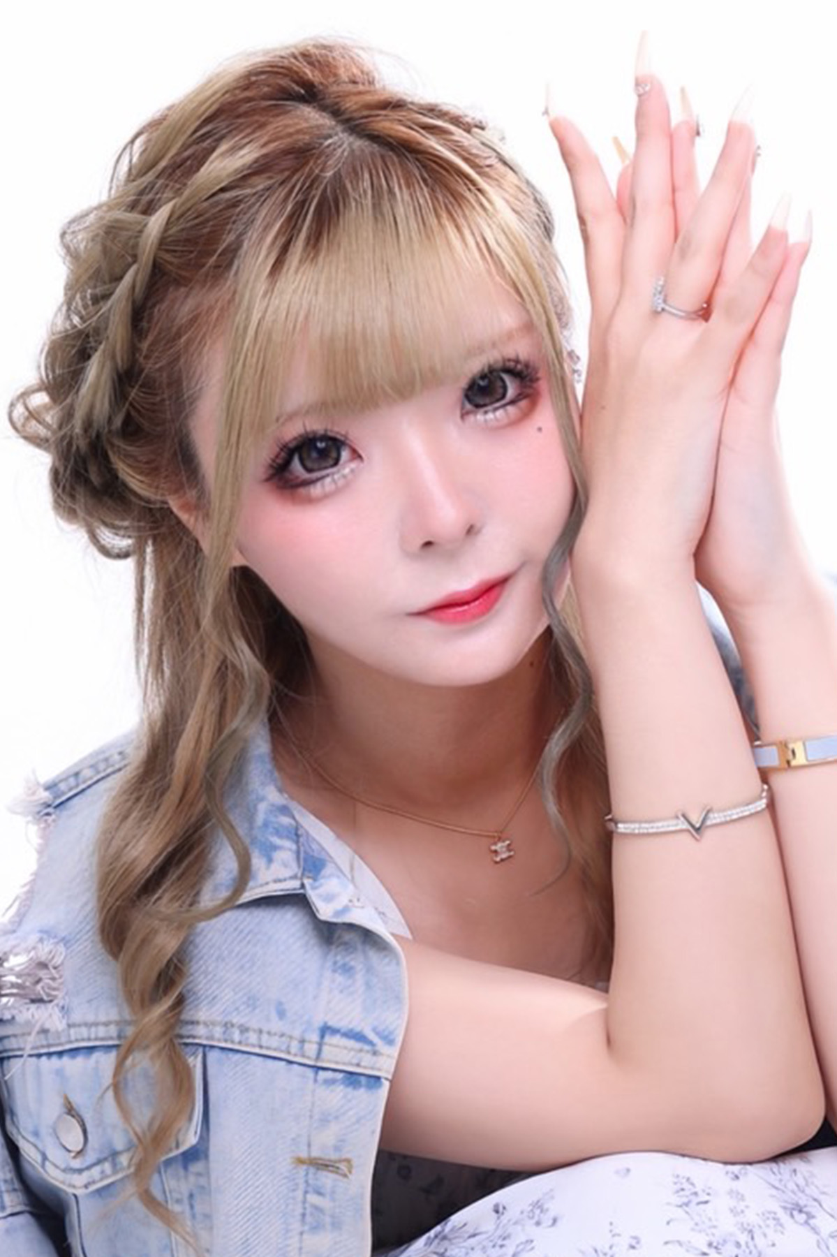 愛咲萌